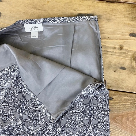 Ann Taylor Pleated  Print Skirt Gray Silky‎ - Picture 4 of 5
